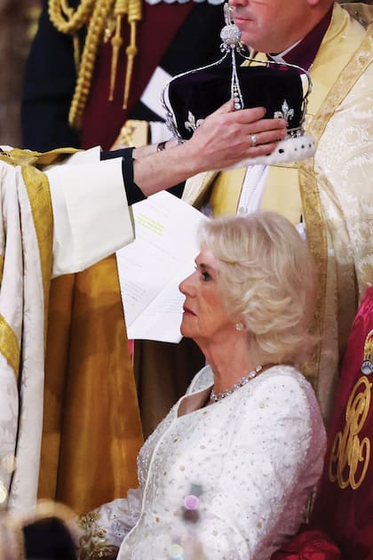 El momento en el que Camilla recibió la corona de la reina María de Teck, bisabuela de su marido.