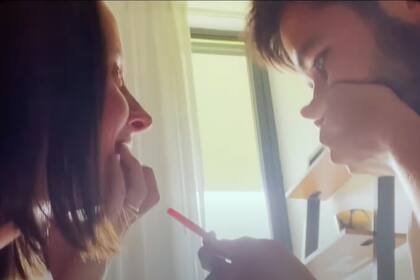 El momento en el que Camilo se enteró del embarazo de Evaluna registrado en el video de "Índigo"