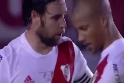 El momento en el que Cavenaghi charla con Sánchez