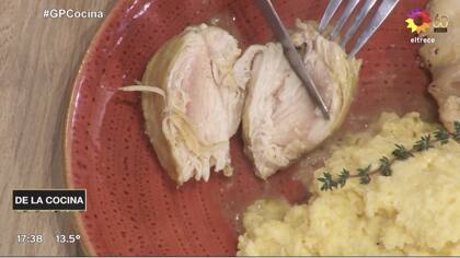 El momento en el que Christian Petersen abre el pollo de Alfredo y lo encuentra crudo. "Estaba congelado cuando lo agarré", se justificó el participante.