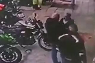 El brutal ataque de un motoquero a una mujer que lo increpó porque no dejaba paso en la vereda