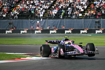 El momento en el que Colapinto pasa sobre el piano de la curva 3 y se pasa de largo; así perdió la última vuelta lanzada en su último intento en la prueba de clasificación en el autódromo Hermanos Rodríguez.