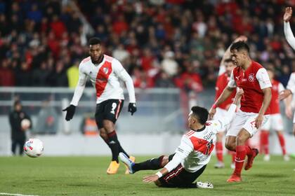El momento en el que, con oportunismo y técnica, Matías Suárez define ante Milton Alvarez y anota el 1-0 de River en la cancha de Independiente