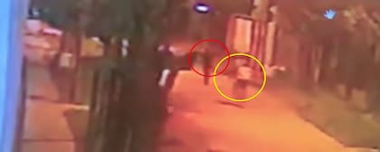 El momento en el que Coria (círculo rojo) interceptó a Maidana (círculo amarillo) para robarle su bicicleta