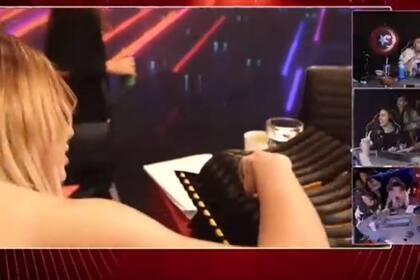 El momento en el que Coti Romero elige y se lleva la paleta con el número 4 de Marcelo Polino