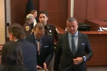 El momento en el que Depp se da vuelta y sonríe por la situación que se desató en el lugar