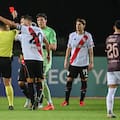 Beltrán frenó un contraataque de Carabobo, vio la roja y, ya sin cambios, River tuvo que improvisar un arquero