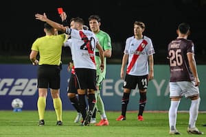 River se quedó sin Beltrán ni cambios y Matías Viña se hizo cargo del arco