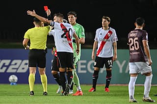 Beltrán frenó un contraataque de Carabobo, vio la roja y, ya sin cambios, River tuvo que improvisar un arquero