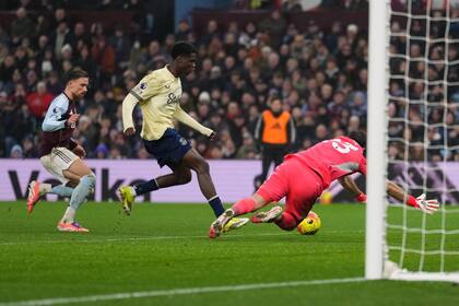 El momento en el que Dibu Martínez debe salir desesperado a achicar tras la pelota que se le escapó de las manos: la defensa tuvo una gran responsabilidad en el gol, pero el argentino colaboró.