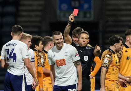 El momento en el que el árbitro Stephen Martin expulsa a Milutin Osmajić, tras el cabezazo a un rival