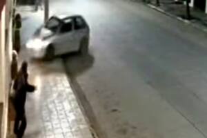 El momento en el que el auto se sube a la vereda.