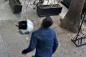 El momento en el que el casco impacta en el rostro del delincuente