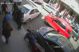 Un conductor daba marcha atrás, sufrió una convulsión y mató a una mujer de 71 años en Floresta