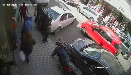 El momento en el que el conductor del Volkswagen da marcha atrás y atropella a la mujer de 71 años en Floresta