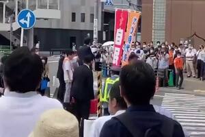 El momento en el que el exprimer ministro japonés es atacado a tiros