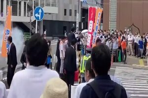 El momento en el que el exprimer ministro japonés es atacado a tiros