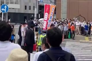 El momento en el que el exprimer ministro japonés es atacado a tiros