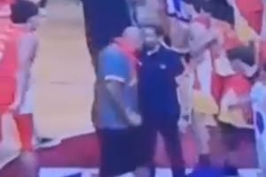 Inesperado: un hincha noqueó de un cabezazo a un ayudante técnico en el clásico de San Nicolás