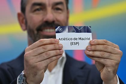 El momento en el que el francés Robert Pires saca la bolilla de Atlético de Madrid en el sorteo de los playoffs de la Champions League realizado esta mañana en Nyon (Suiza)