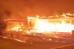 Video: las impactantes imágenes de un estadio de fútbol incendiado por sus propios hinchas luego de irse al descenso
