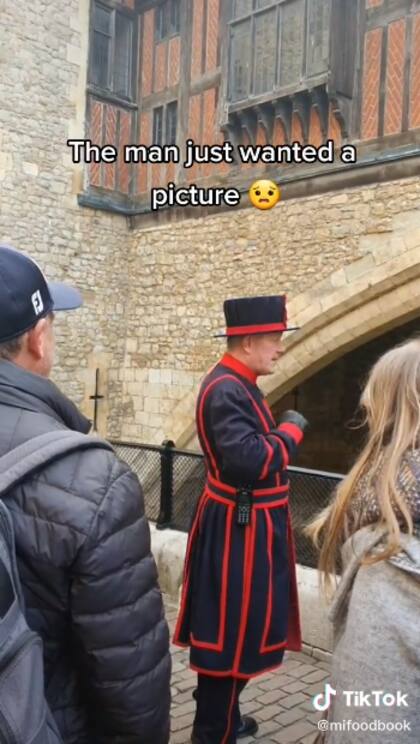 El momento en el que el guardia se baja de su pedestal