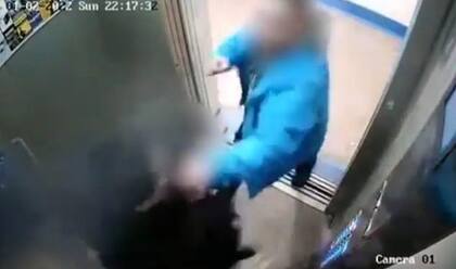 El momento en el que el hombre golpea ferozmente al abusador