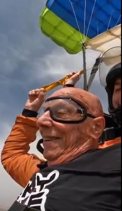 El momento en el que el hombre se lanzó al vacío en paracaídas (Foto: Captura TikTok @albeertobrown)