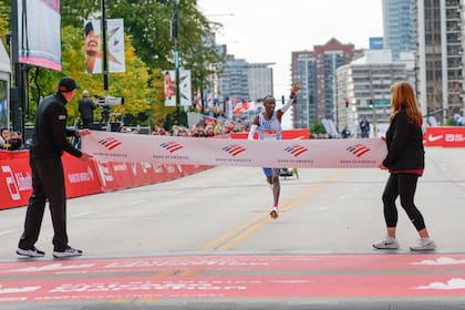 El momento en el que el keniano Kelvin Kiptum se acerca a la línea de llegada en la Maratón de Chicago