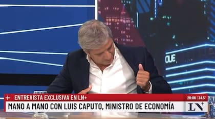 El momento en el que el ministro Luis Caputo revisa la marca de su saco.