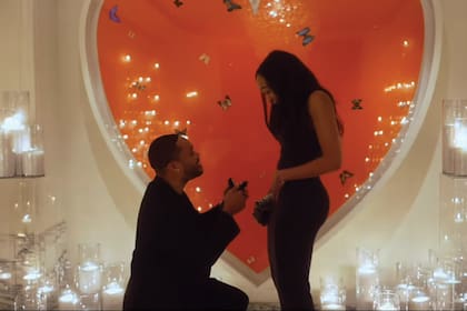 El momento en el que el novio se arrodilla para pedirle
matrimonio a Jasmin.