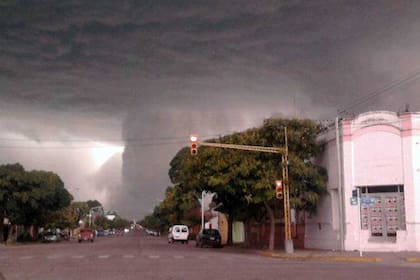 El momento en el que el ojo de la tormenta avanzaba sobre las calles de Ituzaingó, uno de los lugares más afectados, en la tarde del miércoles pasado