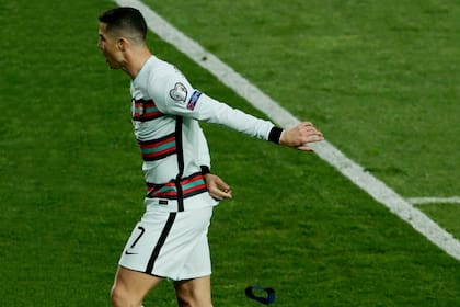 El momento en el que el portugués Crisitano Ronaldo arroja el brazalete de capitán sobre el final del partido entre Serbia y Portugal, por las eliminatorias europeas para Qatar 2022.