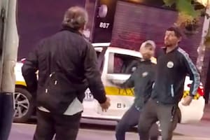 El momento en el que el taxista se acerca por detrás del hombre que discutía con el chofer de colectiva y le propina un fuerte golpe
