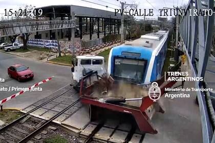 El momento en el que el tren arrolla el camión