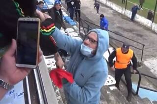 El presidente de un club de ascenso tuvo un ataque de furia con un periodista que lo criticaba y todo quedó filmado