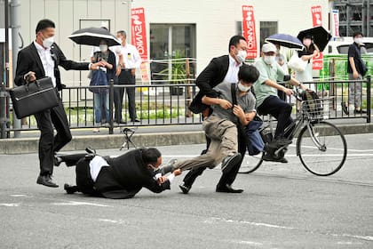 El momento en el que es detenido el atacante de Abe