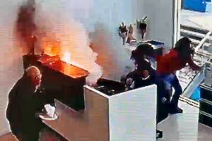 El momento en el que explota el paquete en La Rural