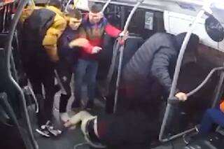 El salvaje robo piraña que sufrió un estudiante arriba de un colectivo que incluyó piñas y patadas en el piso