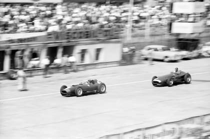 El momento en el que Fangio logra pasar a la Ferrari de Peter Collins