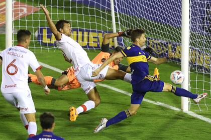 El momento en el que Franco Soldano impacta la pelota en el primer gol de Boca en el partido contra Huracán, que los xeneizes ganaron por 2-0.