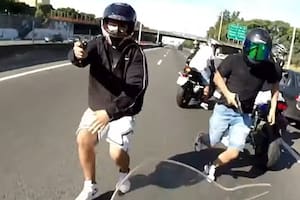 Lo cruzaron a toda velocidad en la autopista Riccheri y le robaron la moto: “Sacaron armas de guerra, no eran aficionados”
