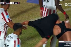 La increíble acción en la que a Marcone le sacaron la camiseta en un córner y el árbitro no cobró penal