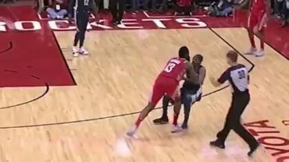 El momento en el que Harden empuja a Chalmers