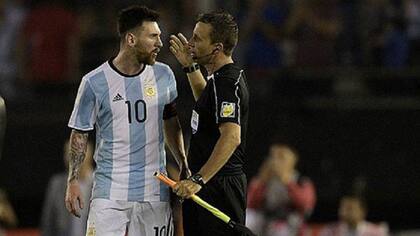 El momento en el que insultó al línea, en el partido contra Chile, que terminó con cuatro partidos de suspensión para Messi