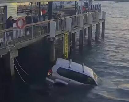 El momento en el que intentan ayudar a la mujer luego del accidente