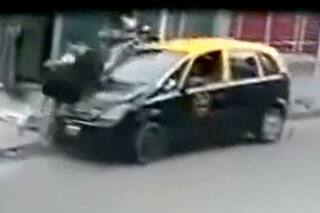 Un taxista atropelló a una mujer con su bebé en brazos y huyó sin asistirlos