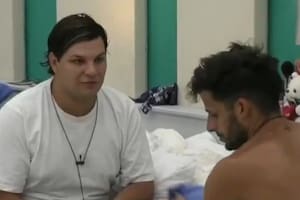 El momento en el que Joel le pide a Emmanuel que no cuente su secreto, el cual fue revelado minutos más tarde (Foto: Captura TV)