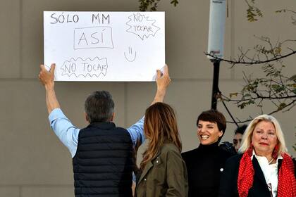 El momento en el que Juliana Awada lee el dorso del cartel