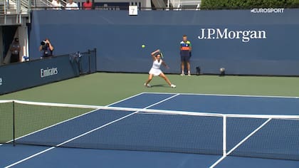 El momento en el que la española Nuria Párrizas Díaz se dobla el tobillo derecho en su debut en el US Open: debió retirarse